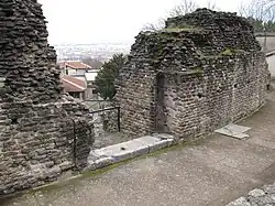 Una de las cinco puertas de entrada.