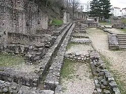 Calle de tiendas sobre el odeon, con la alcantarilla.