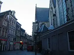 Ventanas de prostitutas en la Oudekerksplein detrás de la Oude Kerk