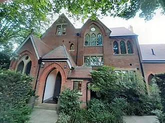 Old Vicarage, South Parade, que comparte modismos arquitectónicos con su iglesia