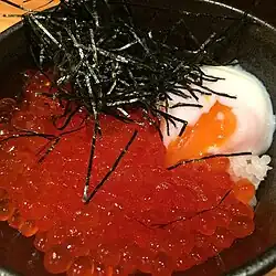 Huevos con huevas de salmón, Japón (温玉いくらご飯)