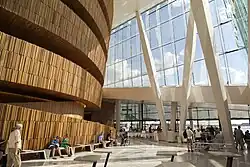 El vestíbulo, con vistas al exterior