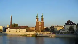 La catedral de Opole frente al río