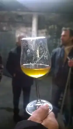 Vino naranja, elaborado a partir de uvas blancas con sus hollejos