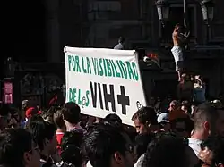 Pancarta con el lema «Por la visibilidad de l@s VIH+» en la manifestación del Orgullo de Madrid en 2007.