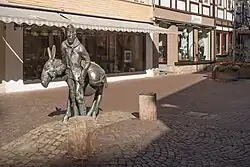 La escultura: der Eseltreiber (el Jinete del Burro) diseñado por Helmut Moos