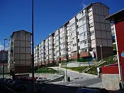 Bloques de viviendas junto a la calle Zizeruena.