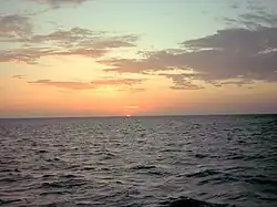 Crépusculo sobre el océano, en el golfo de México.