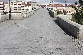 Calzada del puente, donde se aprecian los apartaderos semicirculares que rematan los contrafuertes de los pilares.