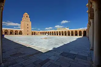 El enorme sahn rodeado de pórticos de la Gran Mezquita de Kairuán.
