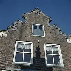 Un hastial contorneado de volutas de estilo rococó en Vollehnhove.