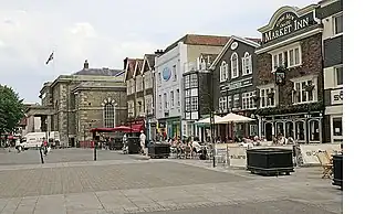 Salisbury Guildhall, edificio de piedra y ladrillo amarillo de la izquierda