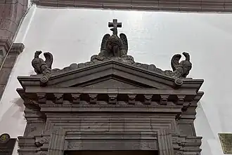 Cóndores de piedra decoran el pórtico.
