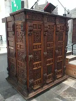 Púlpito con símbolos franciscanos,originalmente perteneció al Colegio de la Santa Cruz de Tlatelolco