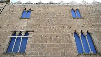 Bíforas y tríforas góticas en el palacio del Marques de Llió, en San Pedro de Riudevitlles (Alto Penedés)