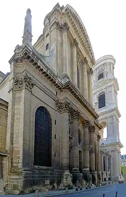 Fachada del transepto norte, con una de las torres principales al fondo.