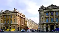 La entrada de la rue Royale desde la Place de la Concorde; a la izquierda el Hôtel de Crillon, a la derecha el Hôtel de la Marine