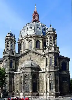 La cabecera y la cúpula.