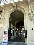 Edificio en el n°9: entrada de la Galerie de la Madeleine.