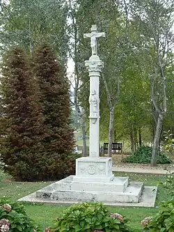 Un "cruceiro" en el jardín botánico