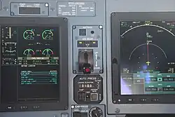 A la izquierda, EWD en un ATR 72-600. Notar la checklist.