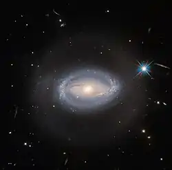 Cuásar Z 229-15: una galaxia espiral que contiene un núcleo galáctico activo (AGN).[14]​