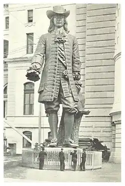 Estatua de William Penn, por Alexander Milne Calder, situada sobre el Ayuntamiento de Filadelfia, 1894.[39]​