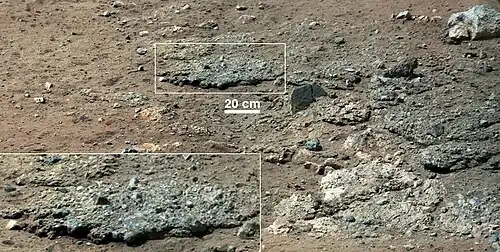 Afloramiento rocoso "Goulburn" en Marte, ubicado en un antiguo lecho rocoso,[1]​[2]​[3]​ visto por el rover Curiosity (17 de agosto de 2012).
