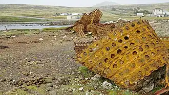 Vista del estuario con basura humana dejada por el ejército británico.