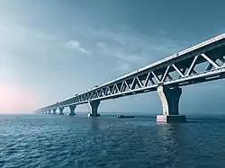 El puente Padma (2014-2022), de 6.15 km, un puente en celosía de dos niveles ferroviario-carretero que conecta Louhajang y Zazira.