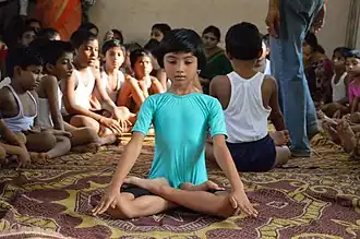 Padmasana,[13]​ postura del loto.