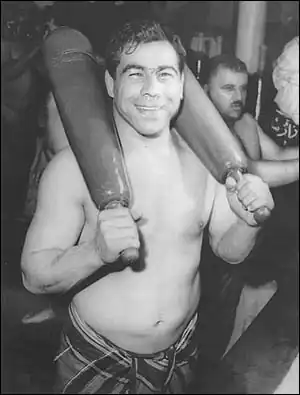 El luchador iraní Gholamreza Tajtí con mazas, 1957