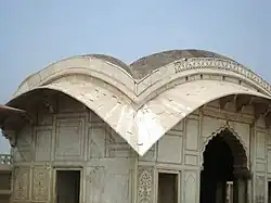 El distintivo techo abovedado de estilo bengalí Do-chala.