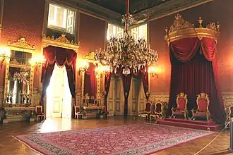 Salón del Trono, en la 2.ª planta, con dos tronos reservados para el rey Luís y la reina María Pía.