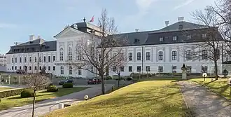 Vista posterior y parque.