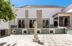Vista del patio central con sus azulejos.