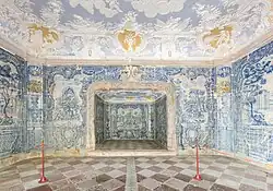 Gruta dos Banhos, junto al patio central.