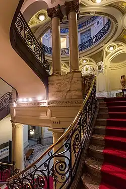 Escalera y primer piso