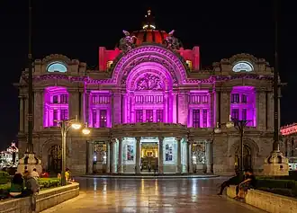 Vista nocturna con una iluminación en color.