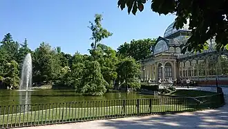 Palacio de cristal y estanque.