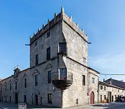 El marqués de Figueroa tenía por casa principal de habitación el pazo de Fefiñanes, en Cambados (Pontevedra), solar de sus antepasados los Sarmiento de Valladares, vizcondes de Fefiñanes.