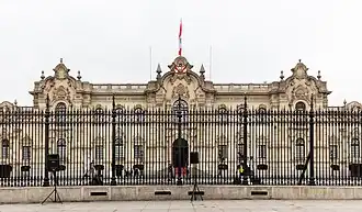 Vista del palacio con su verja.
