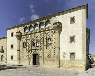 Fachada del Palacio de Jabalquinto (2.ª mitad del s. XV), Baeza, atribuido tanto a Juan Guas como a Enrique Egas y Pedro López, como ejecutor de la obra.