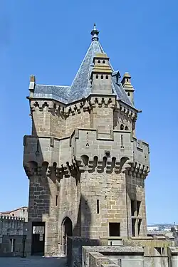Torre de las Tres Coronas desde su lado meridional.
