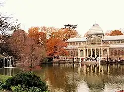 Palacio de Cristal de los Jardines del Retiro de Madrid en una foto otoñal.