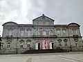 El Palacio de la Diputación de Pontevedra con el logo de la Bienal 2025.