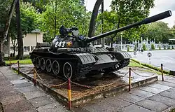 Tanque vietnamita T-54A en el jardín del palacio.