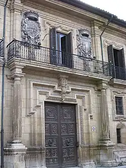 Puerta y balcón principal.