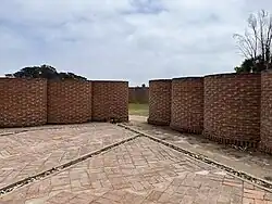 Construcciones de ladrillo en el cementerio de Ciudad Abierta en Ritoque, espacio creativo de la facultad de arquitectura de la Universidad Católica de Valparaíso.