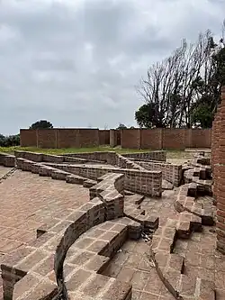 Interiores del Palacio del Alba y el Ocaso de la Ciudad Abierta construida en ladrillo a la vista por semicírculos